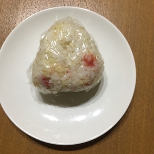 梅干しと揚げ玉とごまのおにぎり